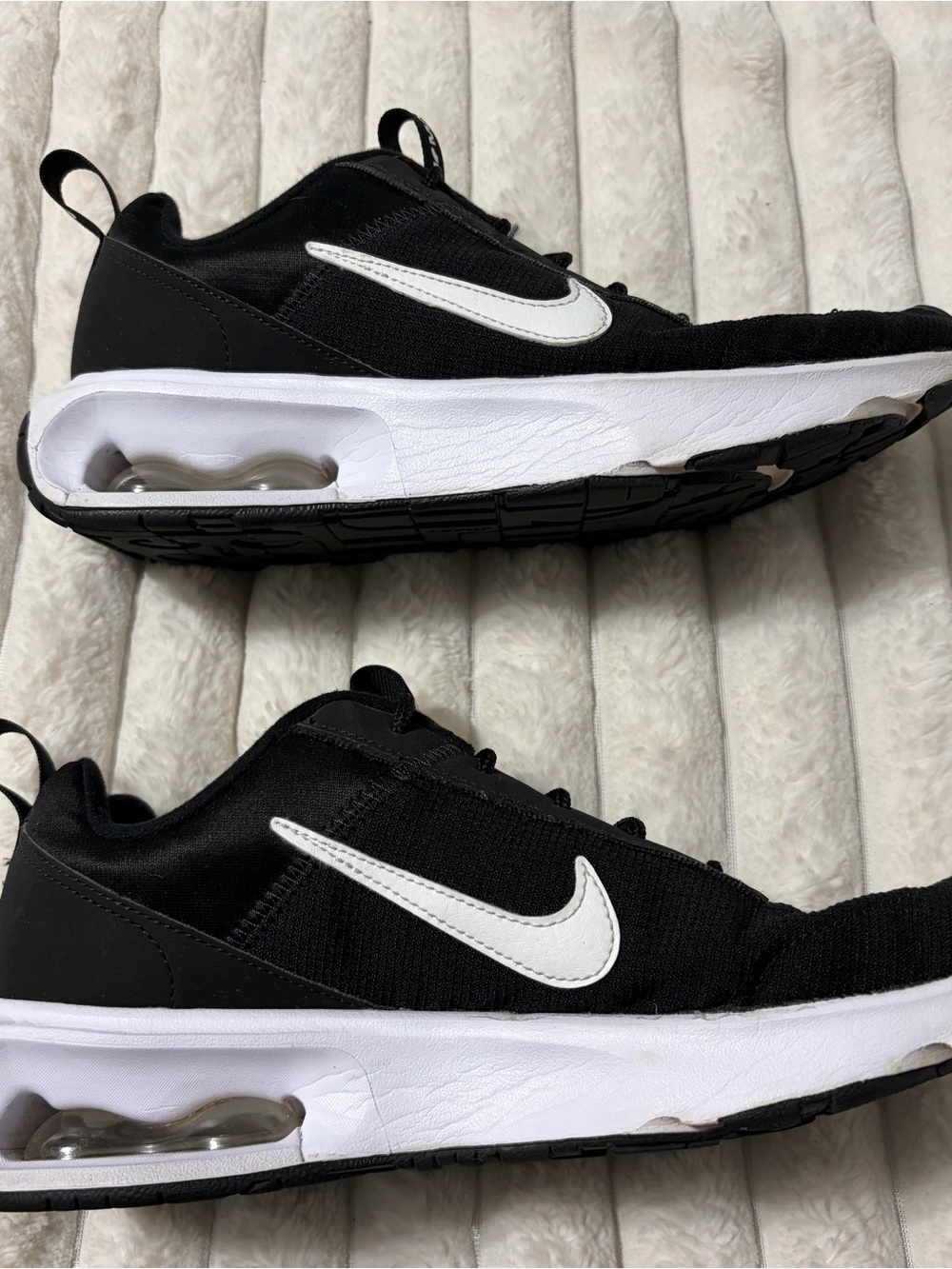 Nike Black and White Athletic Shoes - DX3705-00 Label Visible